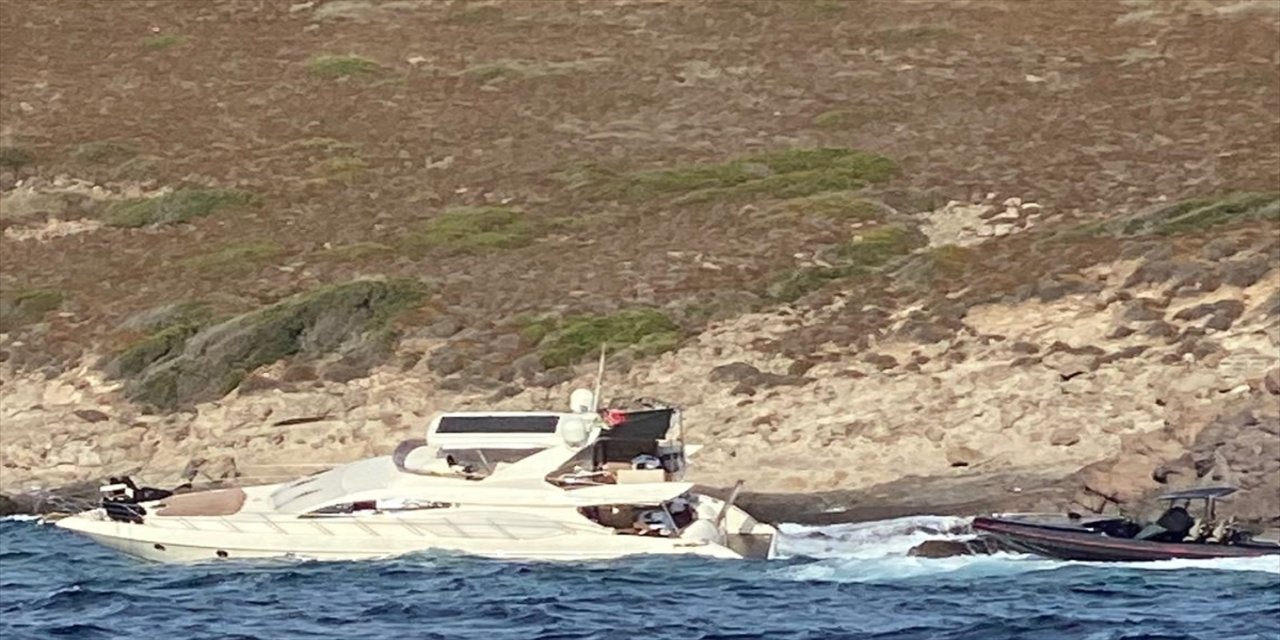Bodrum’da arızalanan motoryattaki 2 kişi kayalıklara çarptı, Sahil Güvenlik tarafından kurtarıldı