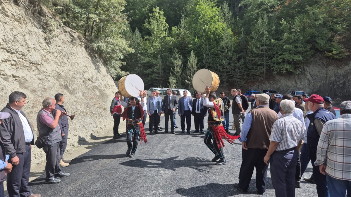 Kastamonu'da yolu asfaltlanan köyün sakinleri davul zurna ile kutlama yaptı