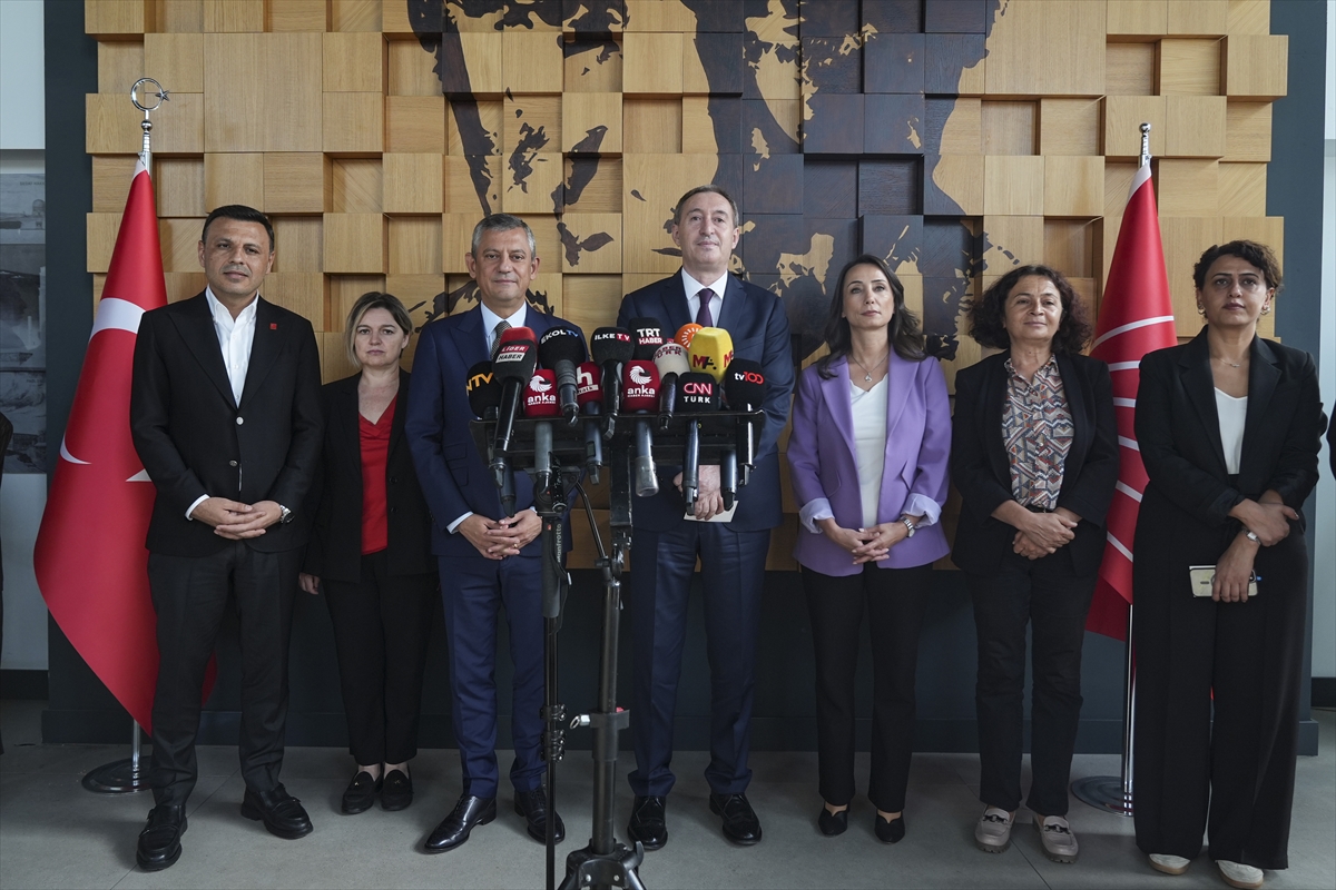 DEM Parti Eş Genel Başkanlarından, CHP Genel Başkanı Özel'e ziyaret