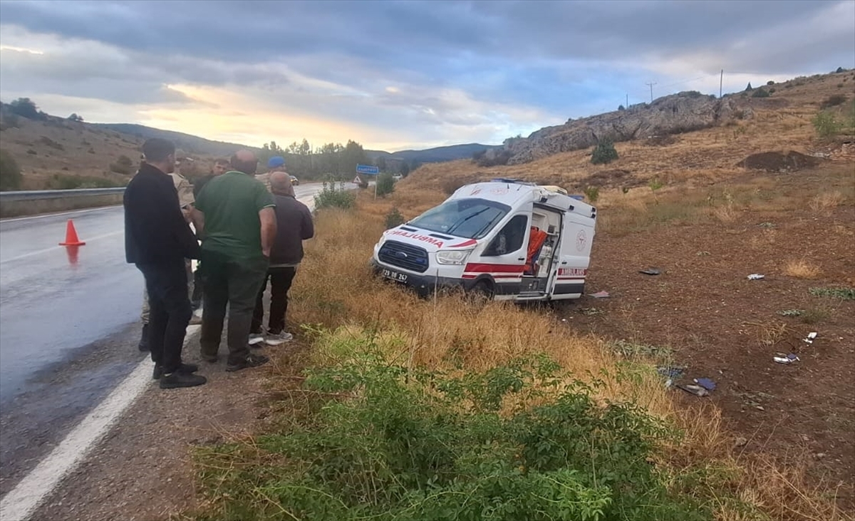 Gümüşhane'de devrilen ambulanstaki 3 sağlık personeli yaralandı