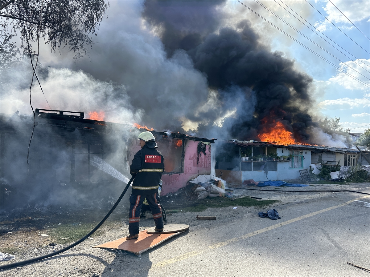 Sakarya'da kavgada ateşe verilen 4 ev kullanılamaz hale geldi