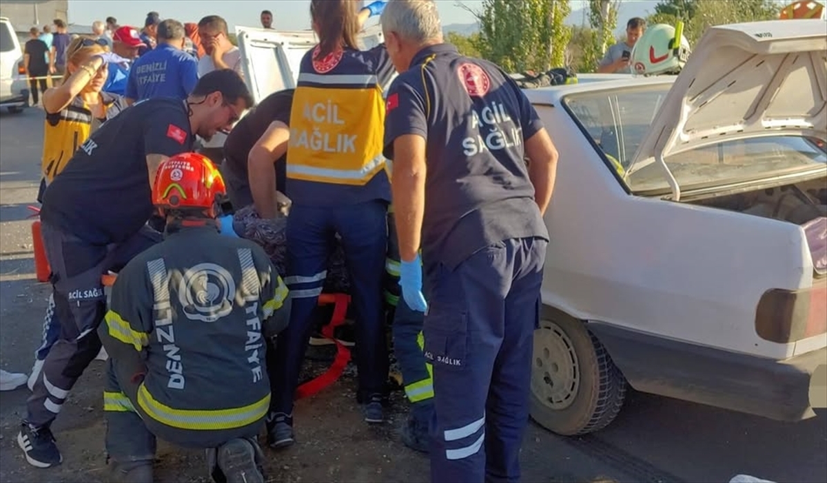 Denizli'de hafif ticari araca çarpan otomobildeki 1 kişi öldü, 5 kişi yaralandı