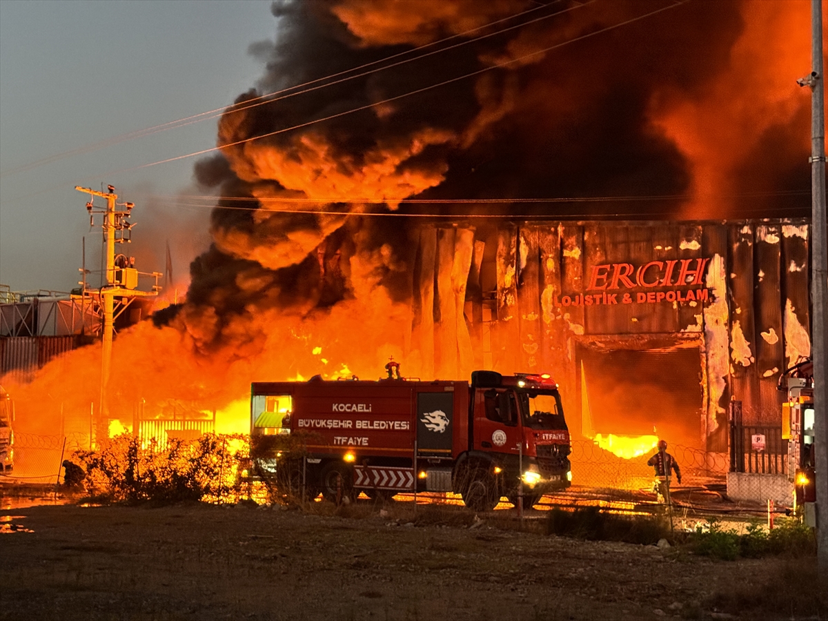 Kocaeli'de lojistik deposunda çıkan yangına müdahale ediliyor