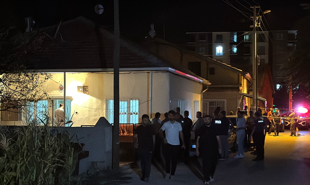 Aksaray'da bir genç tartıştığı komşusunu, kendi annesini ve kardeşini silahla vurdu