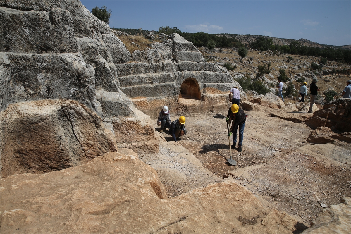 Diyarbakır'da eski taş ocağındaki arkeolojik kazıda 112 mezar bulundu