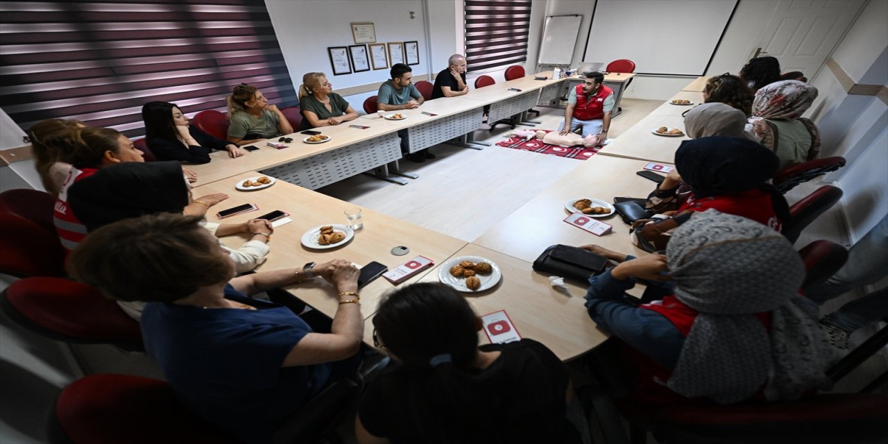 Türk Kızılay, bu yıl 69 bin kişiye ilk yardım eğitimi verdi