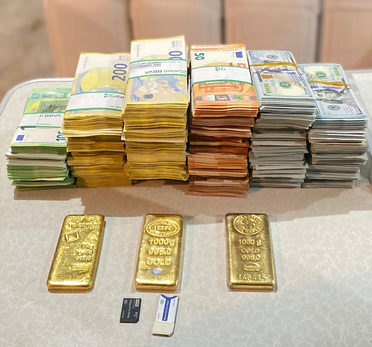 Manavgat Belediyesine yönelik operasyonda zirai depoya saklanmış altın ve döviz ele geçirildi