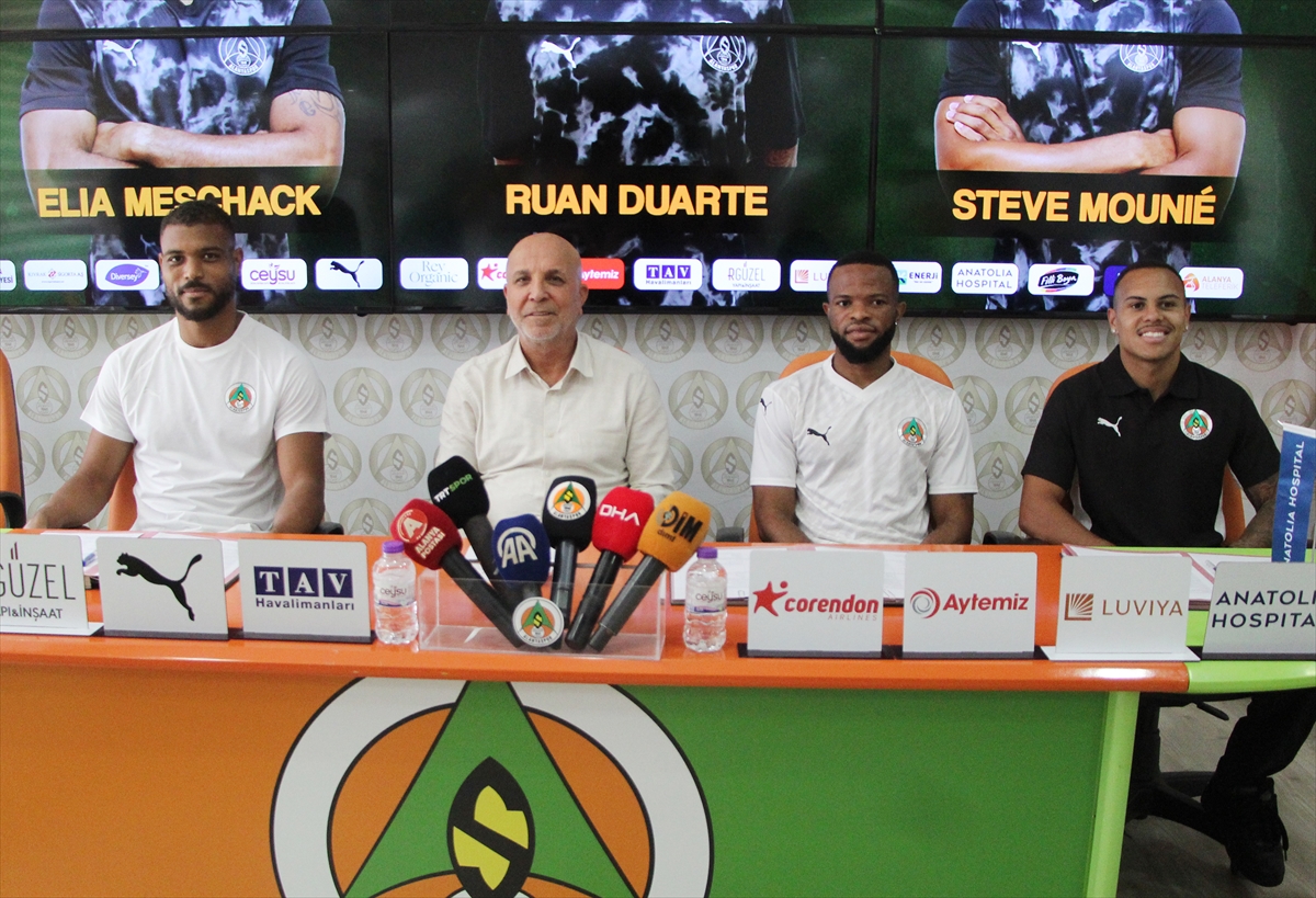 Alanyaspor, kadrosuna kattığı 3 oyuncu için imza töreni düzenledi