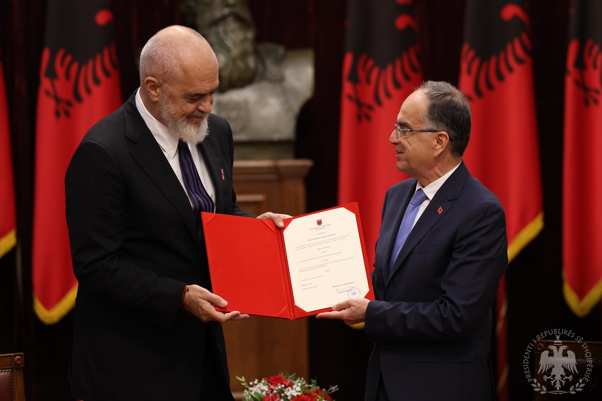 Arnavutluk'ta hükümeti kurma görevi mevcut Başbakan Edi Rama'ya verildi