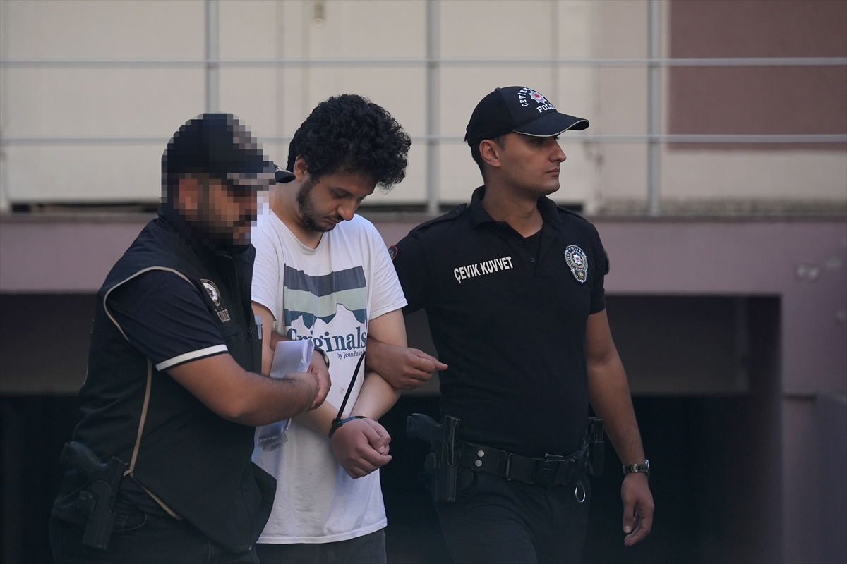 İzmir'de polis merkezine silahlı saldırı düzenleyen saldırgan ve 10 şüpheli adliyede