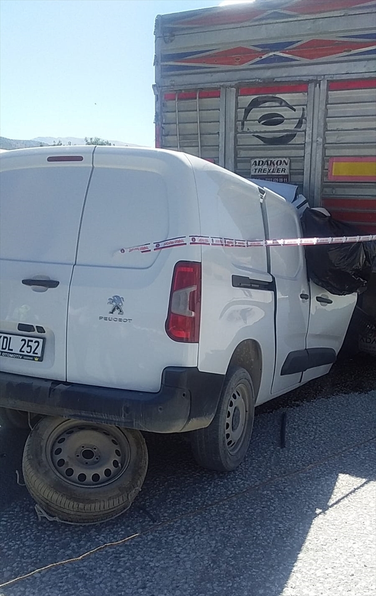 Elazığ'da park halindeki tıra çarpan hafif ticari aracın sürücüsü öldü