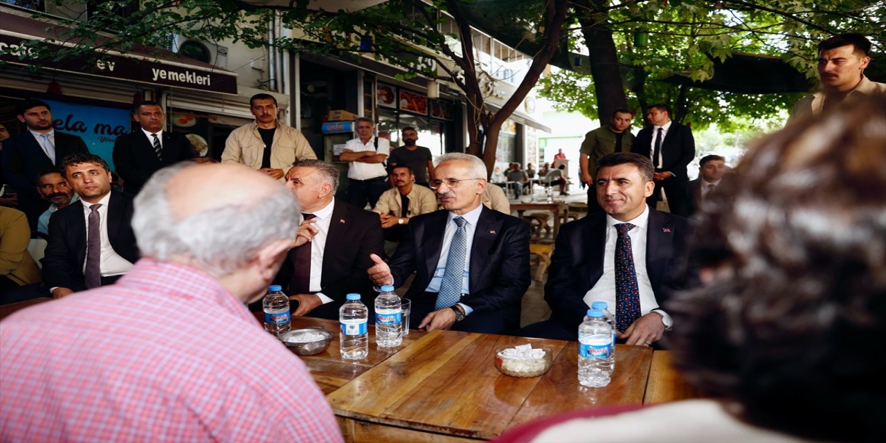 Bakan Uraloğlu, Tunceli’de esnafı ziyaret ederek projeleri anlattı, vatandaşlarla çay içip çocuklarla ilgilendi