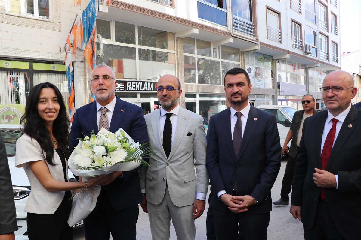 Bakan Işıkhan, Burdur'da AK Parti ve MHP il başkanlarını ziyaret etti