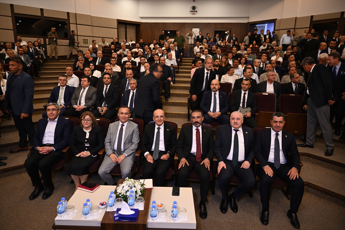 Hazine ve Maliye Bakanı Şimşek, Gaziantep'te iş insanlarıyla buluştu