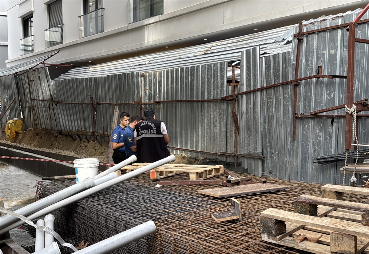 Kadıköy'de şantiyede kayan istinat duvarının altında kalan 2 işçi yaralandı