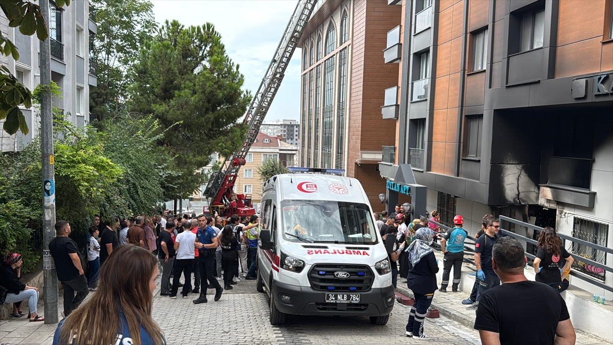 Küçükçekmece'de 5 katlı binada çıkan yangında 1 kişi öldü