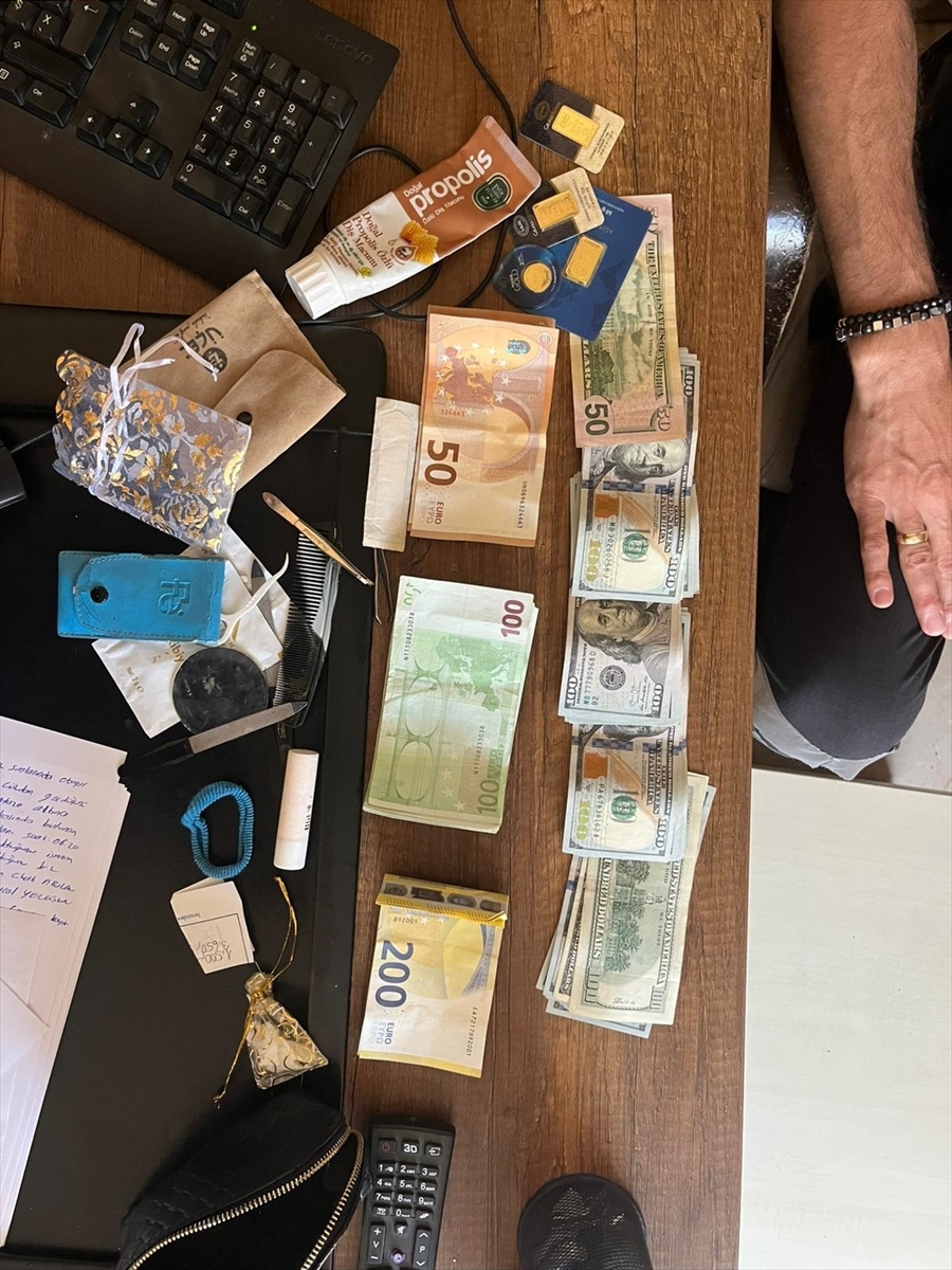 İzmir'de temizlik işçisi bulduğu cüzdanı sahibine ulaştırdı