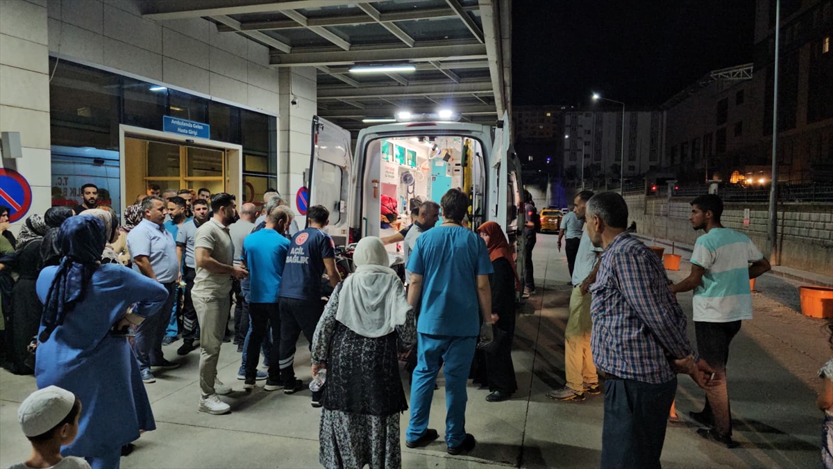 Siirt'te art arda iki aracın çarptığı çocuk ağır yaralandı