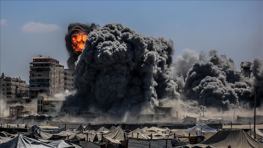 İsrail ordusu, Gazze kentinin batı mahallelerinde binaları hedef alan saldırılarını yoğunlaştırıyor