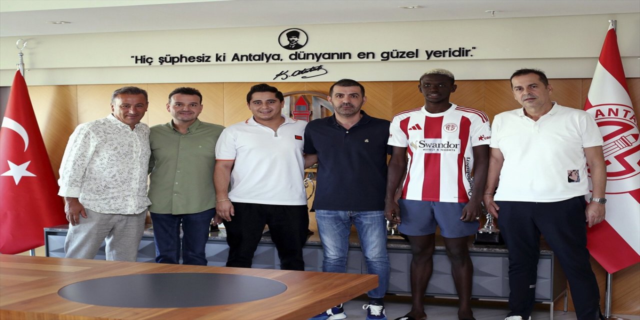 Hesap.com Antalyaspor, Senegalli futbolcu Bachir Gueye ile 2+1 yıllık sözleşme imzaladığını açıkladı