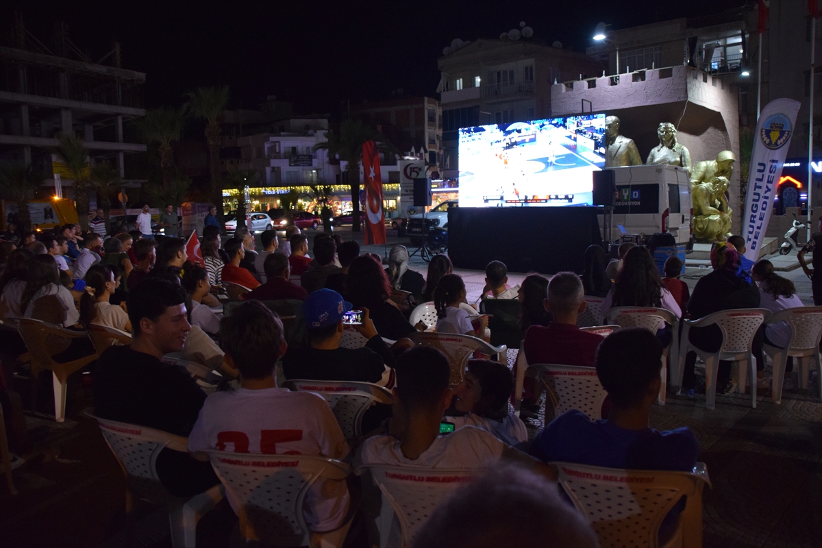 Türkiye-Yunanistan EuroBasket 2025 yarı final maçı Manisa'da dev ekrandan izlendi