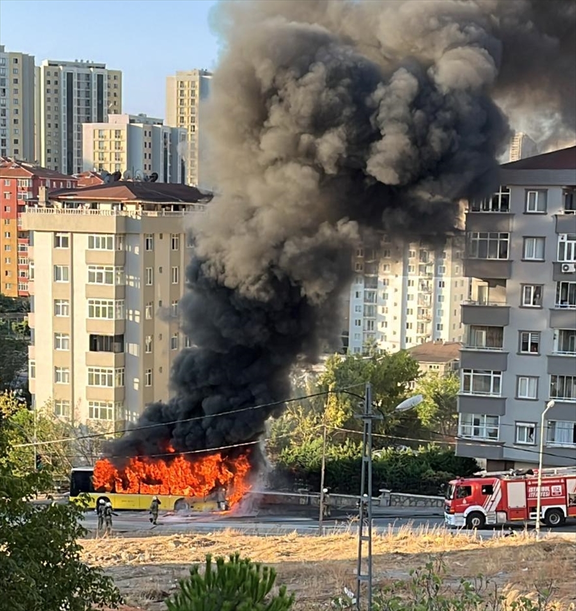 Ümraniye'de seyir halindeki İETT otobüsü yandı