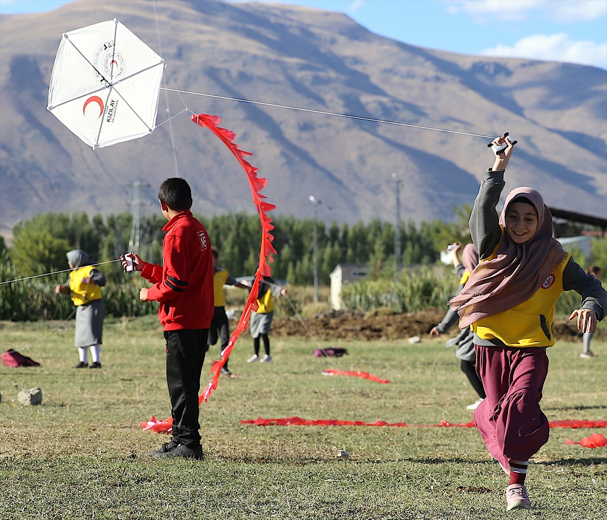 Çocuklar, uçurtmalarını ilik nakli olan Sıraç için uçurdu