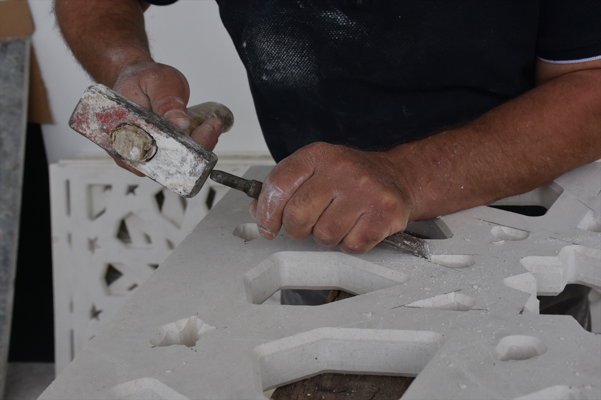 Yılın ahisi seçilen taş oyma ustası mesleğini oğullarıyla sürdürüyor