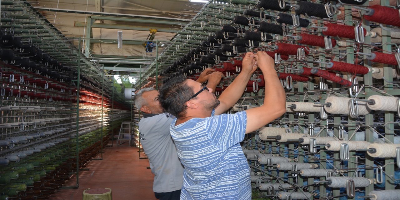 Manisa’nın Demirci ilçesinde üretilen geleneksel motifli halılar Çin ve ABD dâhil birçok ülkeye ihraç ediliyor