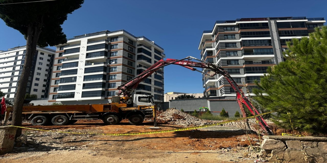 Uşak’ta beton pompası kırıldı, düşen parça altında kalan 2 işçi yaralandı