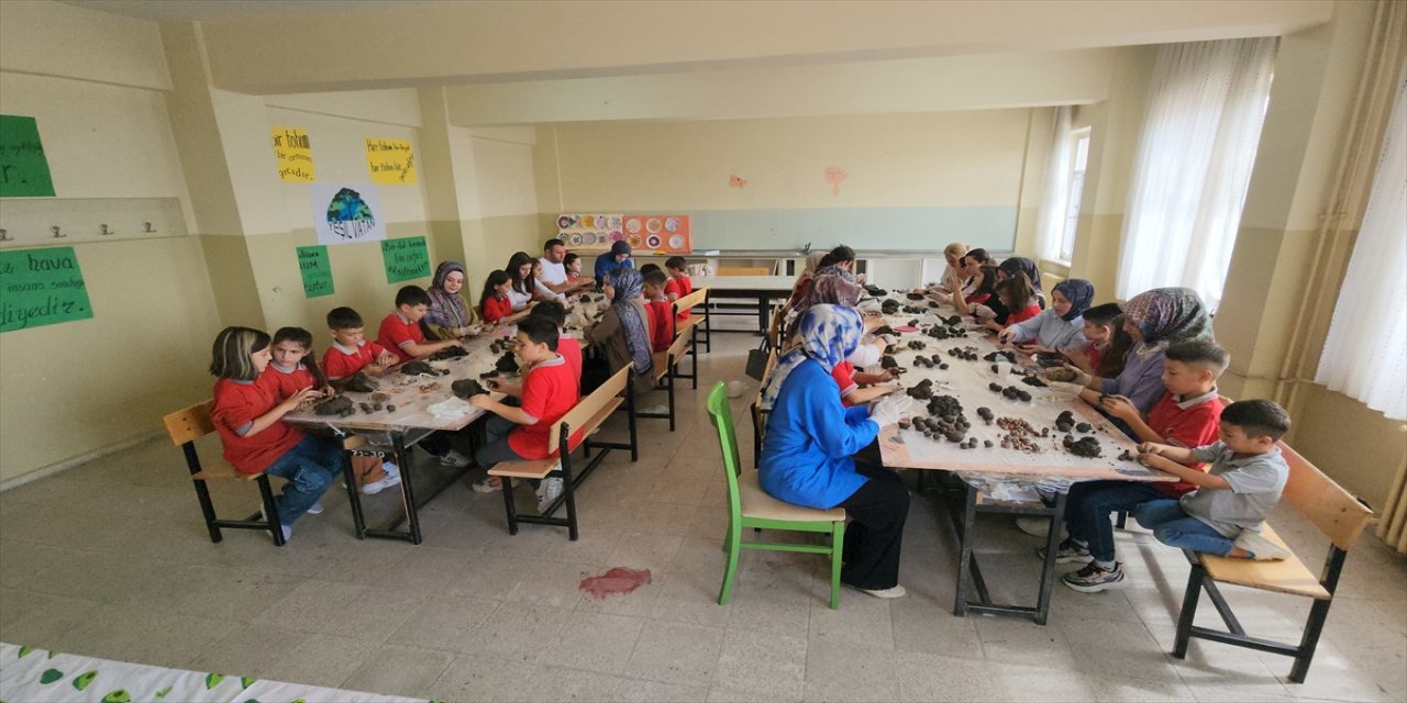 Amasya’da öğrenciler, yanan ormanların yeniden yeşermesi için 5 bin tohum topu hazırladı