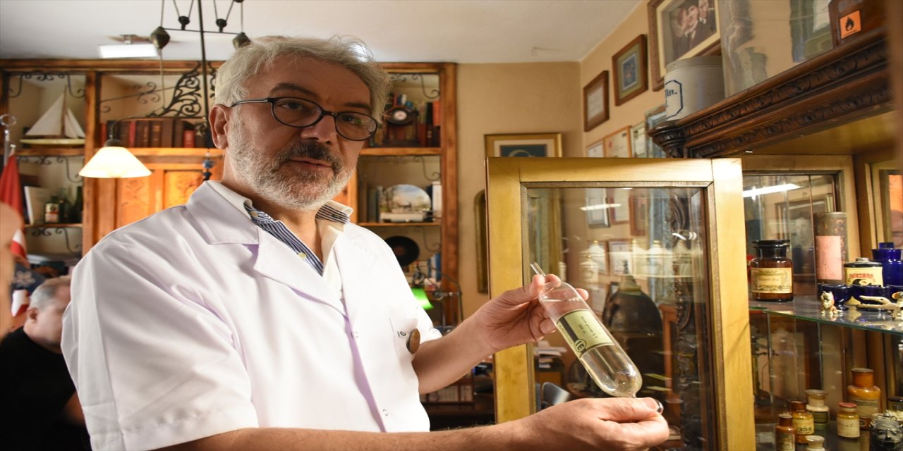 Konya’da eczacı Ahmet Nezihi Pekcan, 5 bin parçalık eczacılık koleksiyonunu iş yerinde sergiliyor