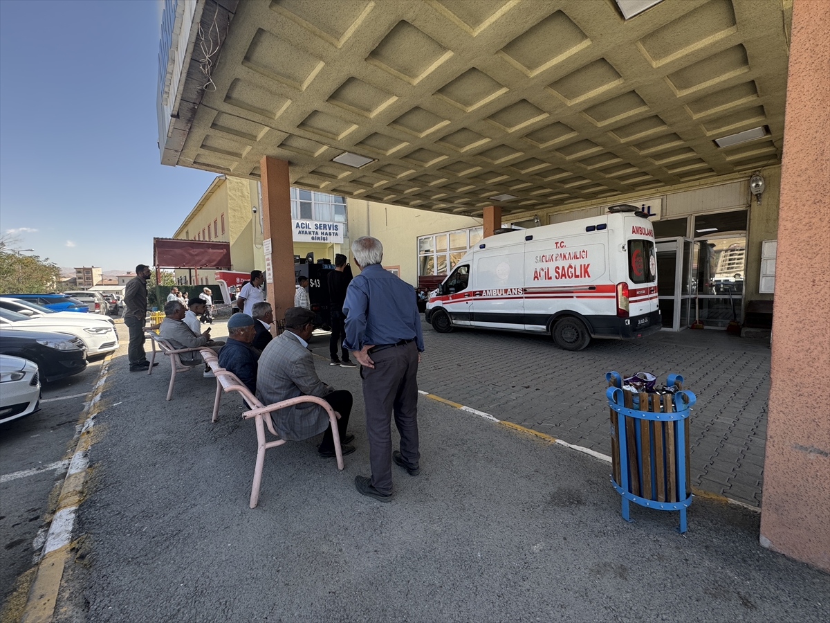 Hakkari'de kepçe ile kamyon arasında sıkışan operatör öldü