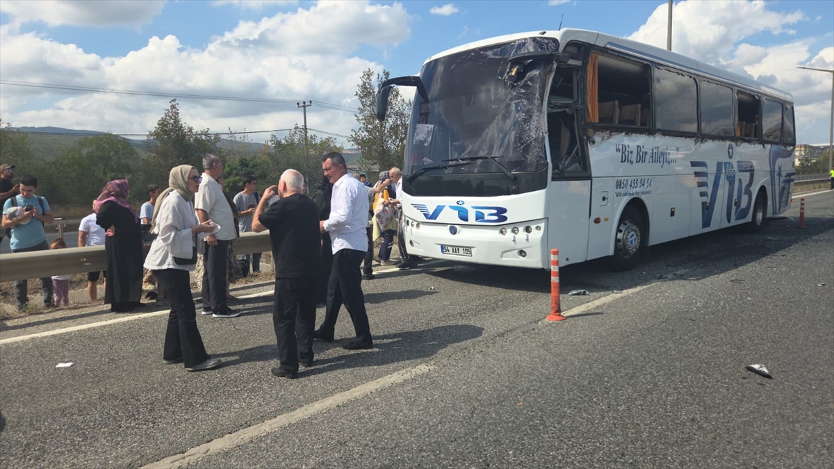 Bursa'da yolcu otobüsü tırdaki gemi çapasına çarptı, 3 kişi yaralandı