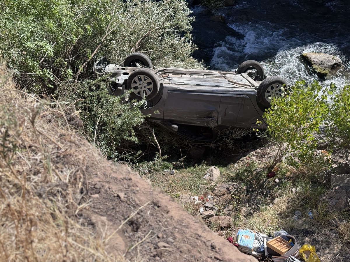 Tunceli'de şarampole devrilen otomobildeki 3 kişi yaralandı