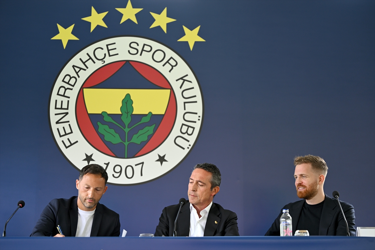 Fenerbahçe, teknik direktör Domenico Tedesco için imza töreni düzenledi