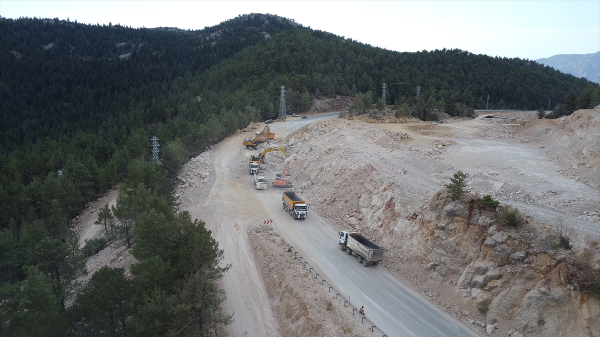 Antalya-Konya kara yolu çalışma nedeniyle ulaşıma kapatıldı