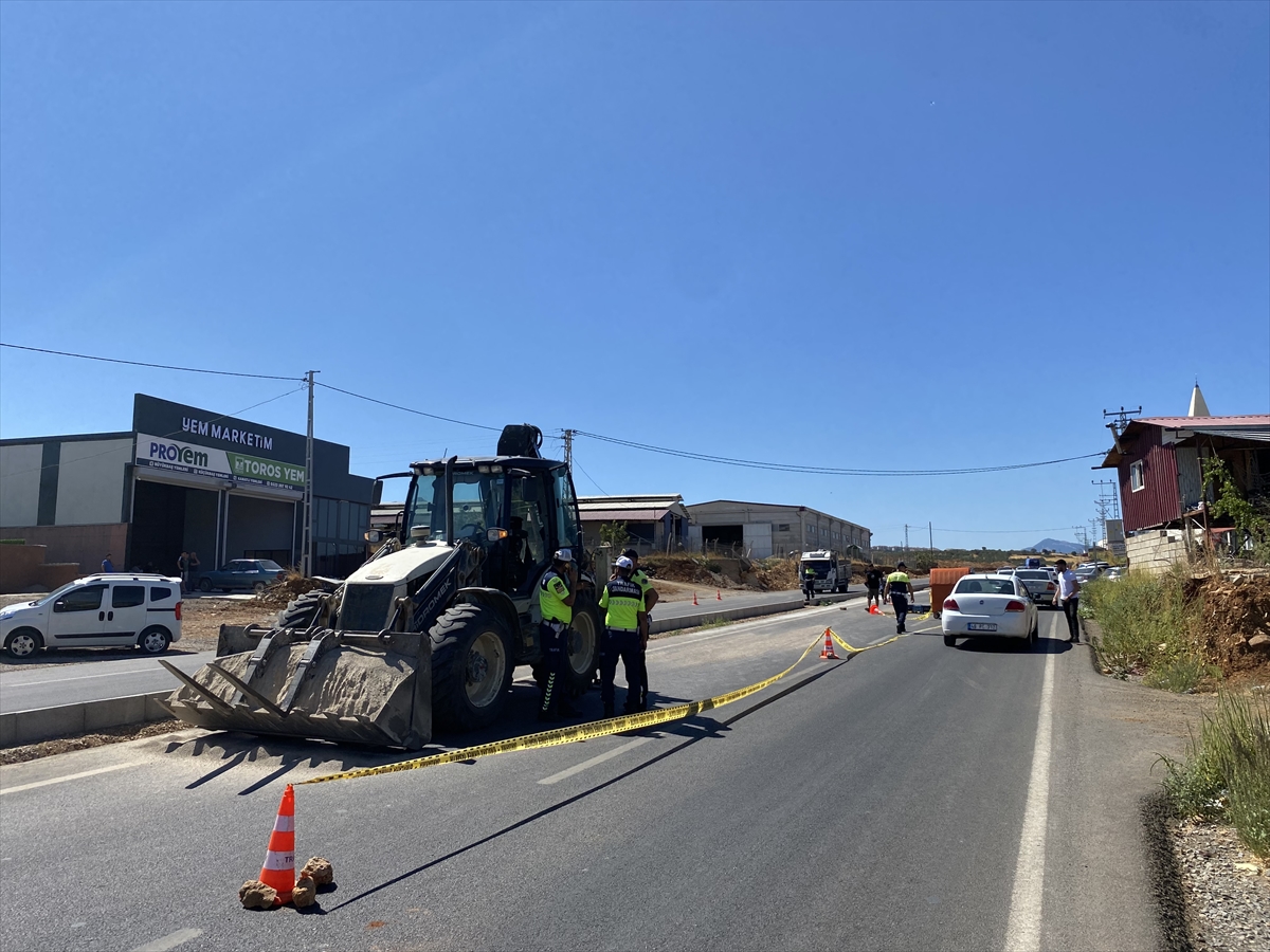 Kahramanmaraş'ta iş makinesinin çarptığı kardeşlerden biri öldü, diğeri yaralandı
