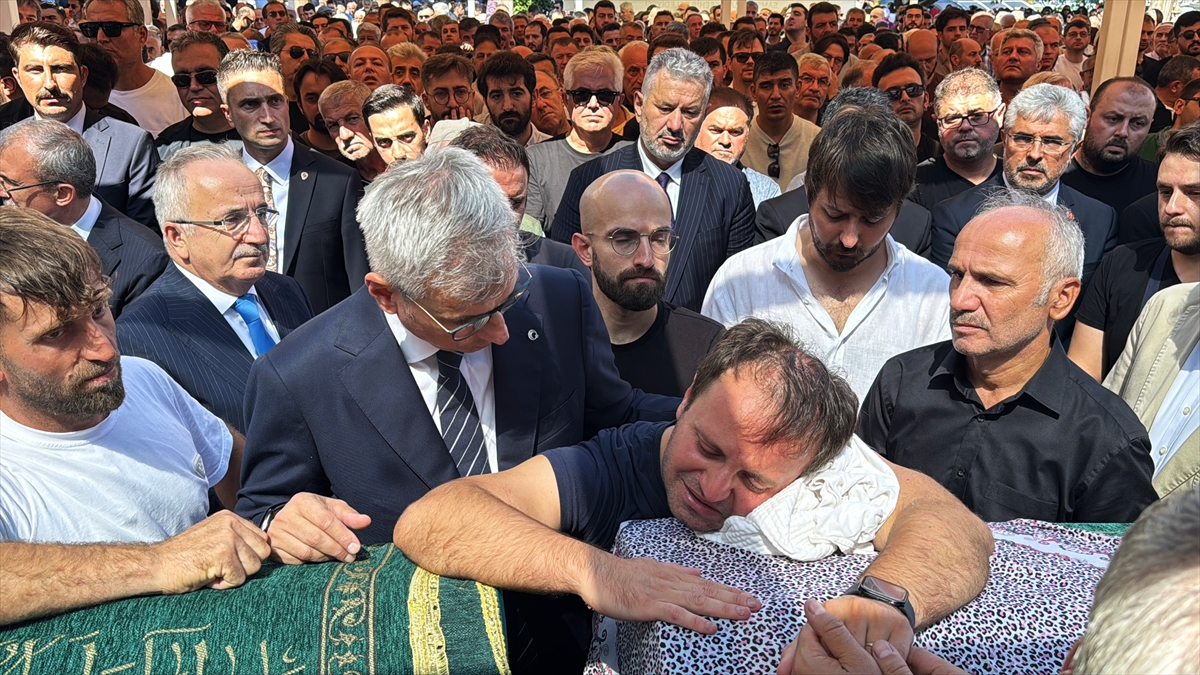 Bakan Memişoğlu, Samsun'daki kazada ölen anne ile oğlunun cenaze törenine katıldı