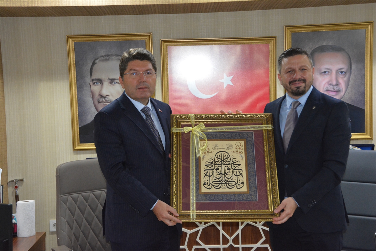 Adalet Bakanı Tunç Balıkesir'de ziyaretlerde bulundu