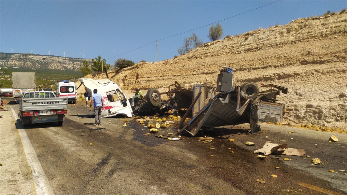 Mersin'de tırın yolcu otobüsüne çarpması sonucu 3 kişi öldü, 7 kişi yaralandı