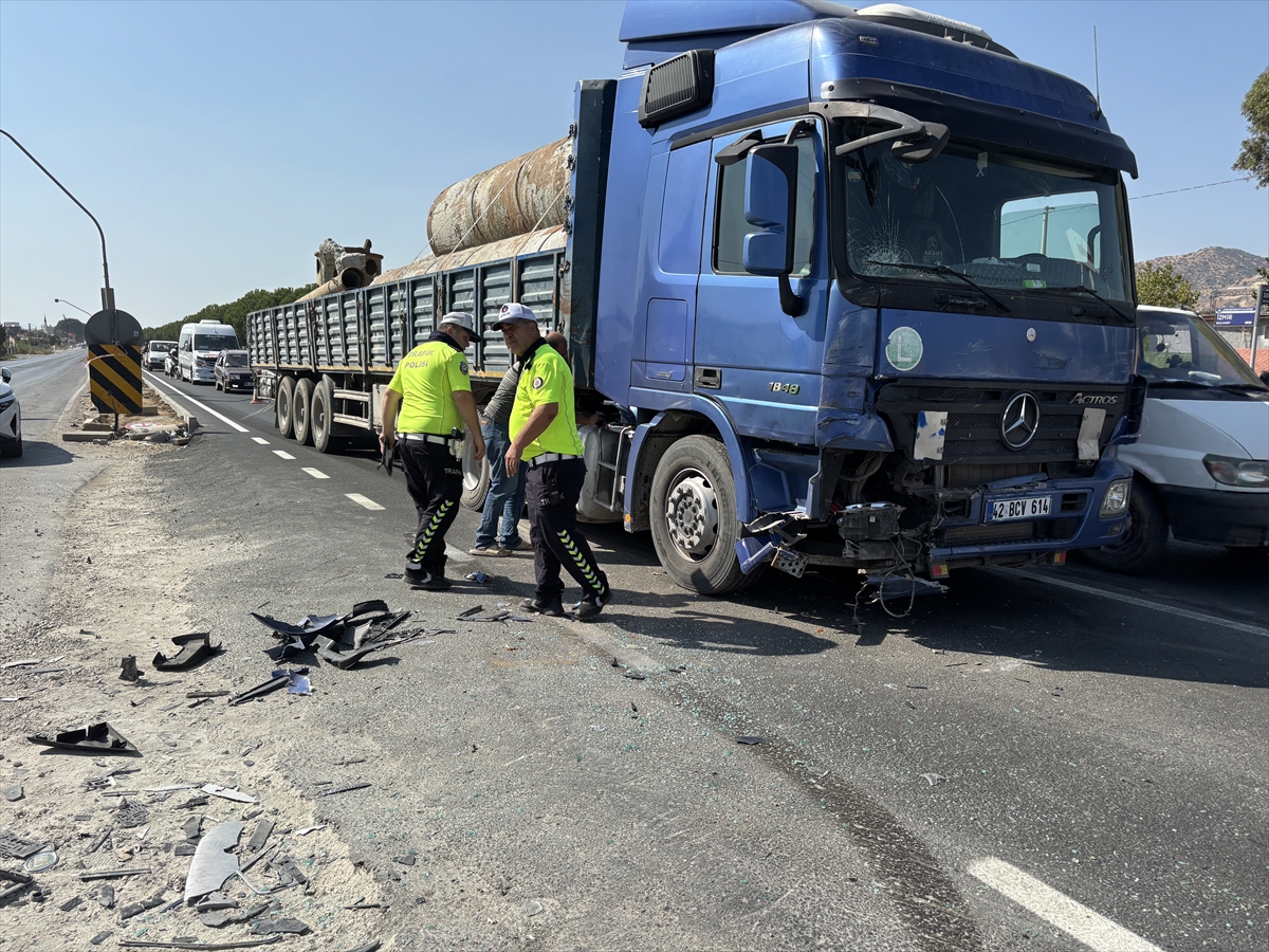 Aydın'da tırla çarpışan kamyonetteki 3 kişi yaralandı