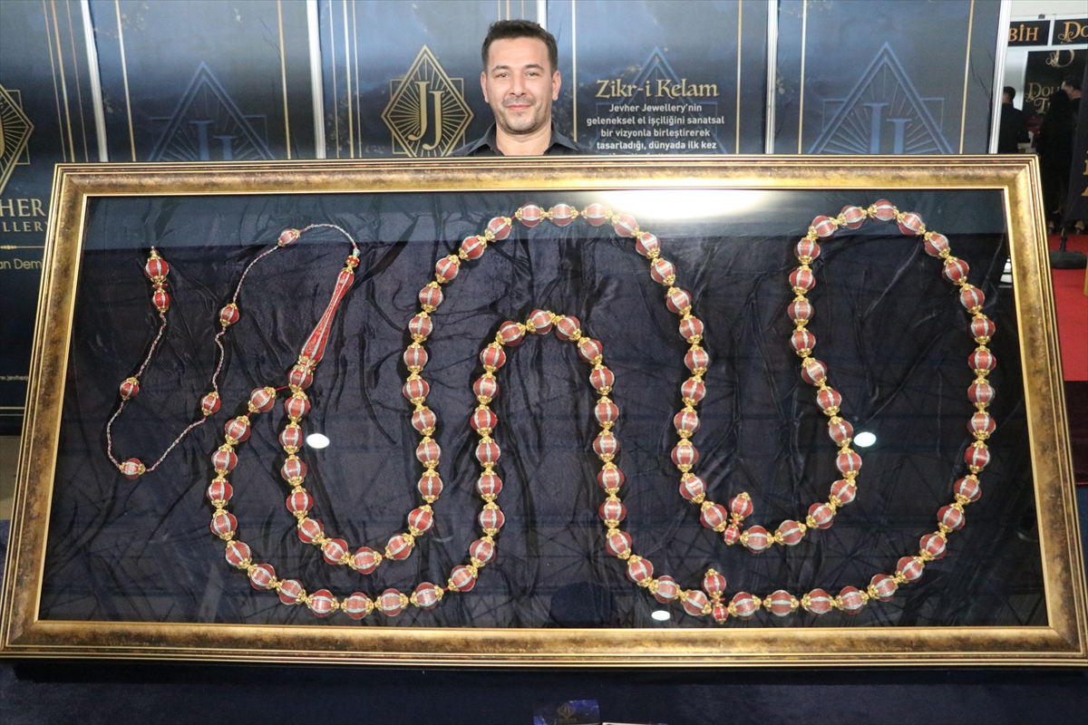 Adana'da düzenlenen "4. Tesbih ve Doğal Taşlar Fuarı" devam ediyor