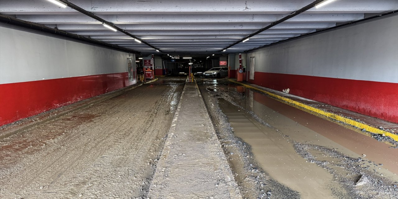 Kadıköy’de İSKİ şantiyesinde boru patladı, alışveriş merkezi otoparkı suyla doldu