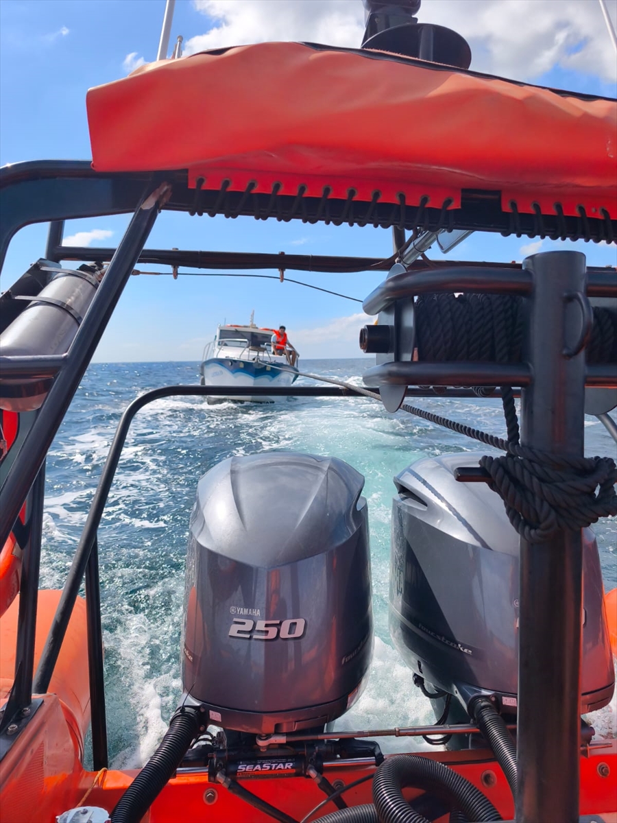 Marmara Denizi Kınalıada açıklarında sürüklenen tekne kurtarıldı