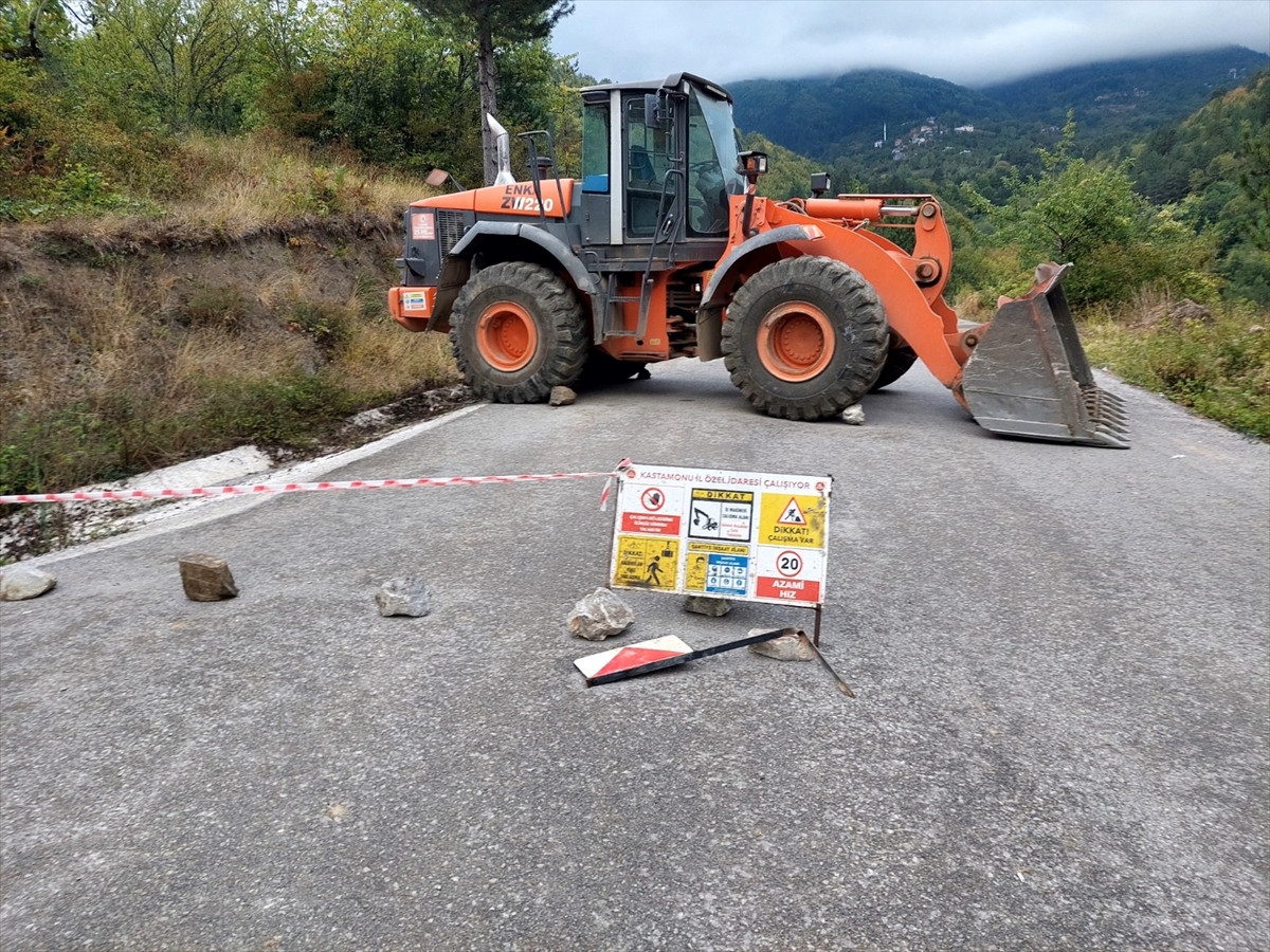 Kastamonu'da heyelan nedeniyle kapanan grup yolunun açılması için çalışma başlatıldı