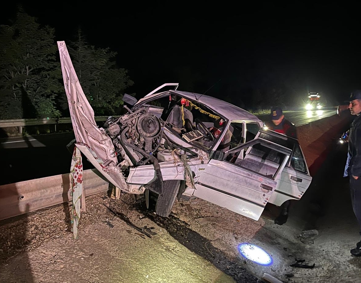 Afyonkarahisar'da refüje çarpan otomobildeki 7 kişi yaralandı