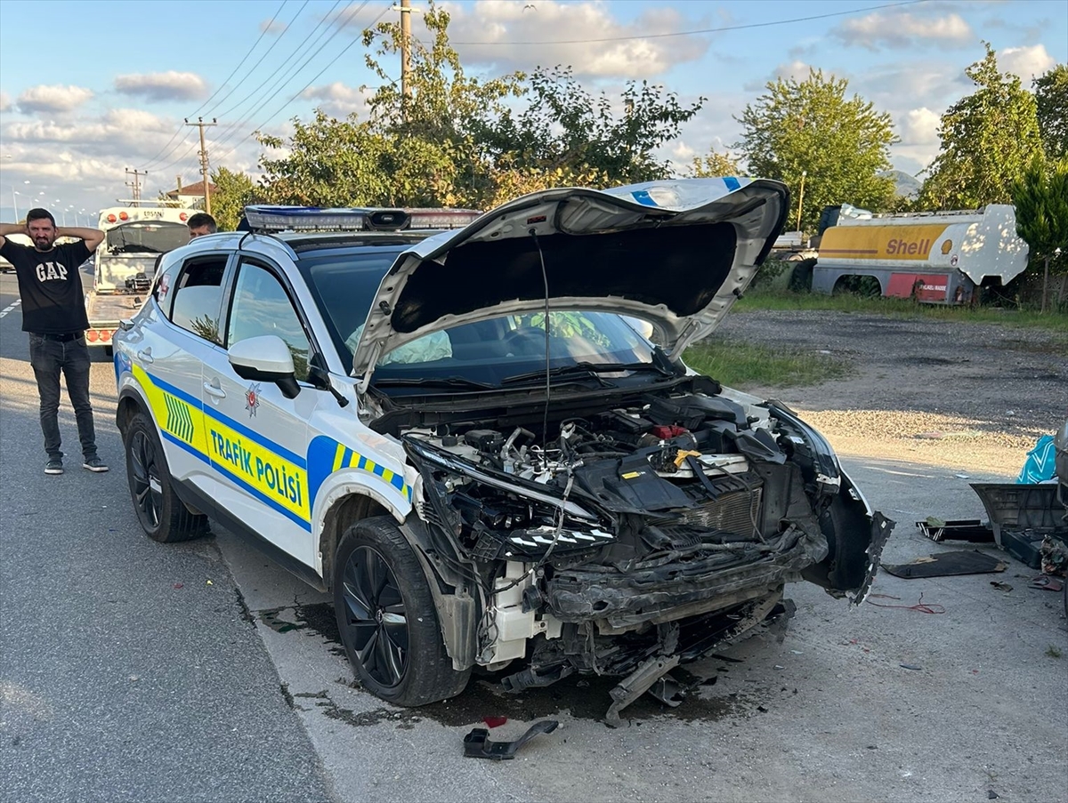Ordu'da otomobilin hız denetimi yapan radar aracına çarptığı kazada 2 kişi yaralandı