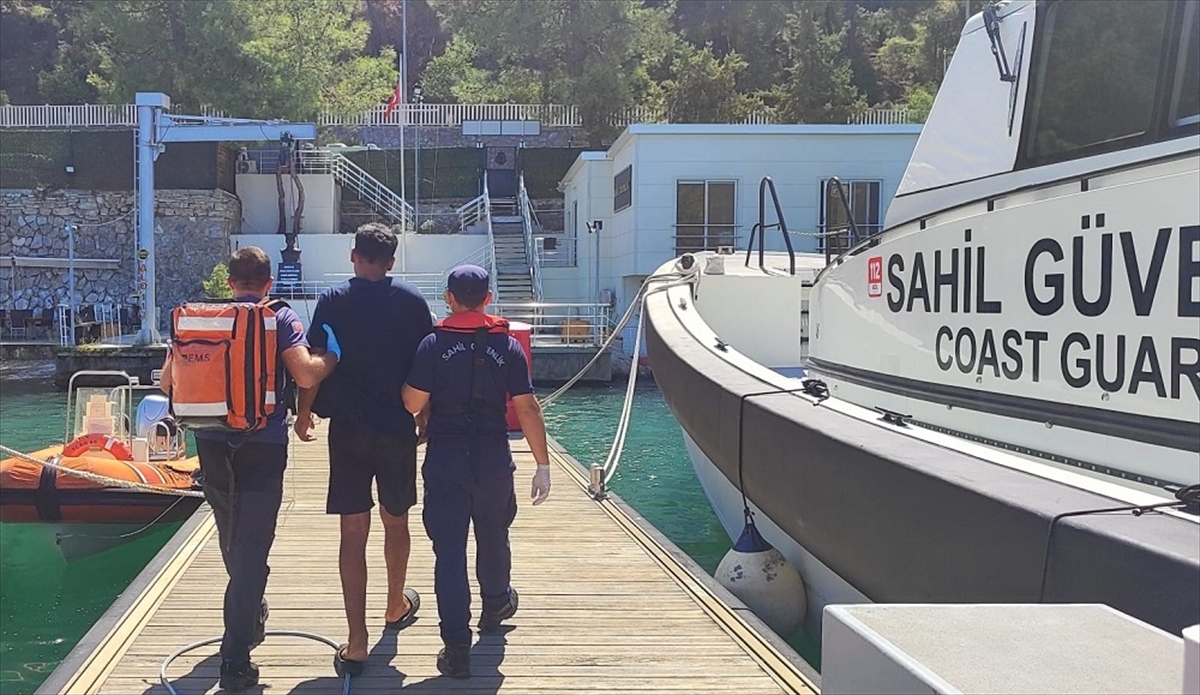 Fethiye açıklarında gezi teknesinde rahatsızlanan kişiye tıbbi tahliye