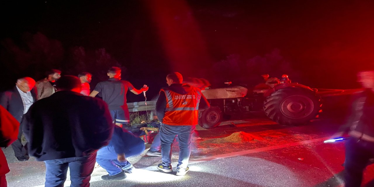 Sivas Suşehri’nde iki otomobil ve traktörün karıştığı zincirleme kazada 10 kişi yaralandı